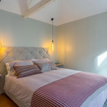 Elegant 2br Duplex In Center By Lovelystay